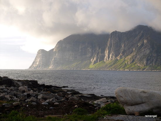 Aussicht von unserem Übernachtungsplatz auf Senja. Man beachte den lächelnden Steinwal zur Rechten. (Dieser lustige Felsbrocken ist uns erst später beim Betrachten der Bilder aufgefallen).
