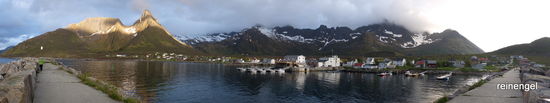 Aussicht von gleichen Platz aufs malerisch gelegene Melfjordvær.