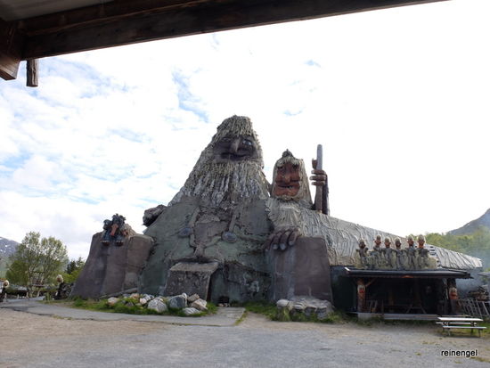 Trolle in allen Variationen tatsächlich auch mal tagsüber und live. Im direkt an der Strecke gelegenen Trollpark, zu einer der beliebtesten Sehenswürdigkeiten in ganz Troms. Geschaffen wurden Park und Gestalten von Leif Rubach, der sich mit dem Trollpark seinen Kindheitstraum erschaffen und teilweise schon erfüllt hat.