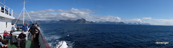 Seefahrt Richtung Andenes auf den Vesterålen mit der wilden Inselschönheit Senja im Hintergrund, leichte Seekrankheit inbegriffen. Kein Wunder, kommt hier die große Dünung (hier nicht sichtbar) direkt vom Nordmeer.