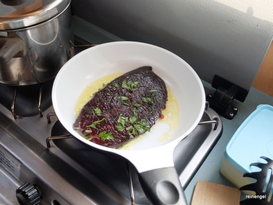 Ausgefallen: Walfischsteak, sehr schmackhaftes Abschiedsessen.