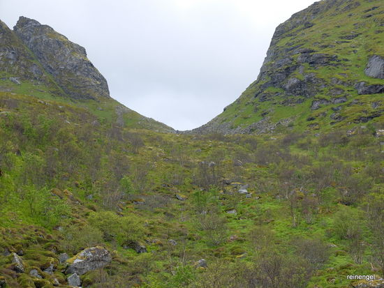 Oberhalb von Fredvang erreichen wir jedenfalls  zu Fuß die sehr windige Paßhöhe. Der Abstieg zum Nordmeerstrand entfällt wegen schlechter Sicht und zu hoher Luftfeuchtigkeit, sprich Regen.