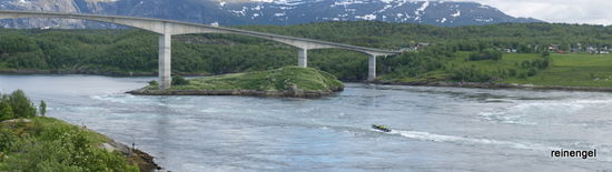 Die gewaltigen Kräfte des Saltstraumen bei Bodø lassen sich hier nur erahnen. Wir haben auf der gegenüberliegenden Seite direkt am steilen Ufer übernachtet. Von dort konnten die unheimlichen Wasserwirbel und Strudel direkt und hautnah beobachtet werden. Anscheinend sind die Fische so durcheinandergewirbelt, dass sie unvorsichtigerweise gerne in die Haken der vielen Angler beißen, die überall vom Ufer aus ihre Köder auswerfen. Vielleicht freuten sie sich auch nur über die zurückgekehrte Sonne.