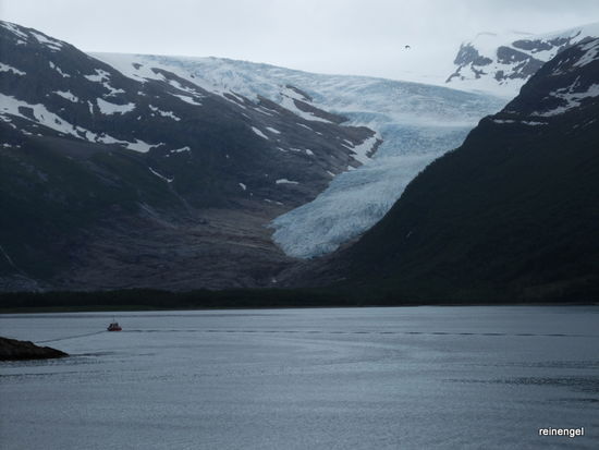 Und dann plötzlich der Svartisongletscher. Dieser ist mit 370 km² der zweitgrößte Gletscher Norwegens. Er zählt insgesamt 60 Gletscherarme, wovon wir gerade einen sehen. Leider ist das Boot gerade abgefahren.