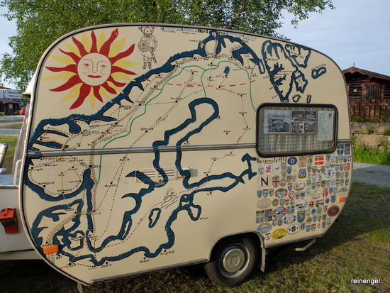 Wenn man auf einem Campingplatz (hier bei Harran an der E 6) übernachtet, um z.B. mal wieder richtig zu Duschen, kann man auf sehr interessante Mitmenschen  und ihre Gefährte treffen, die vom Skandinavienvirus befallen sind. Den Fahrer dieses Gespanns trafen wir, nachdem wir Nordnorwegen bei Grong verlassen und ins Tröndelag gewechselt sind. An der "Grenze" haben wir auch unsere einzigen echten zwei Elche kurz!! neben der Straße gesichtet, die in einer Waldlichtung standen. Zum Foto schießen waren sie schon wieder im Wald verschwunden.