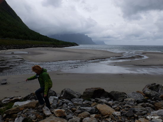 Schöner, aber windiger Übernachtungsplatz mit Sandstrand bei Storvik. Leider ist das Wasser immer noch zu kalt.