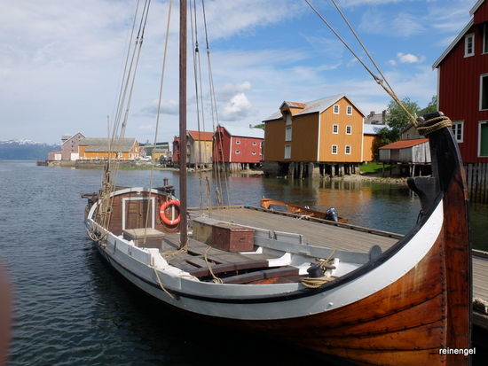 Im Städtchen Mosjoen bleiben wir hängen, erstens weil wir einkaufen wollen, weil wir zweitens die warme Sonne verspüren und weil wir drittens die kleine aber original erhaltene gepflegte Altstadt entdecken. Der erste Freiluftkaffee seit langem vor typischem Holzhaus.