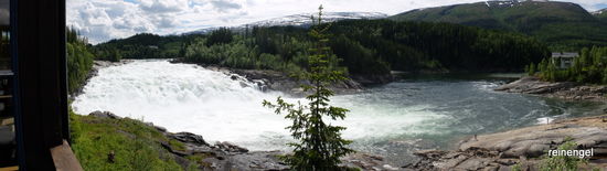Ab Mosjoen können wir wieder mehr Gas geben. Die gut ausgebaute E 6 ist erreicht und trotzdem bleibt man immer wieder hängen, z.B. an diesem, der sich Laksforsen nennt. Warum wohl?