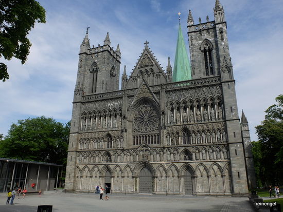 Ein unbedingtes Muss der Nidarosdomen, die mittelalterliche gotische Kathedrale von Trondheim mit ungewöhnlich filigraner Frontfassade.