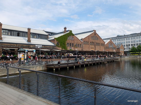 Ehemalige Lagerhallen am alten Hafen versorgen heute Touristen und Einheimische mit allem was das Herz begehrt.