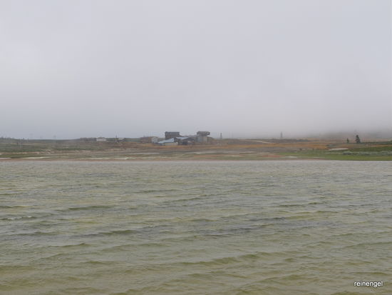 Plötzlich taucht aus dem Nebel ein altes Kupferbergwerk auf, das man besichtigen kann.