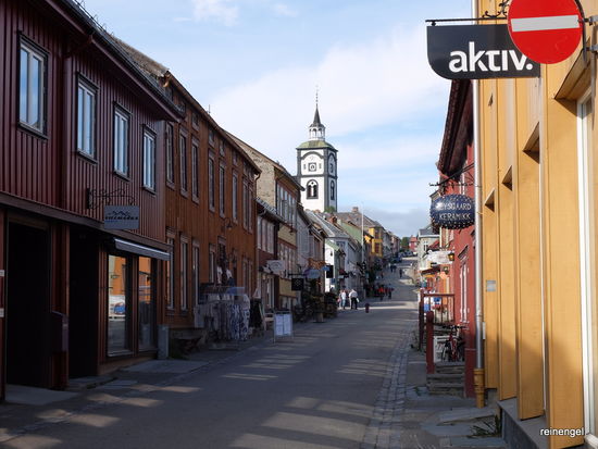 Ein hübsches Städtchen ist Røros, in dem früher das kupferhaltige Gestein geschmolzen und reines Kupfer gewonnen wurde. Heute sind die Luft und die Straßen sauber. Ein Bummel durch die Straßen lohnt sich und die Einkehr in einem sonnigen Hinterhof ist auf jeden Fall empfehlenswert.