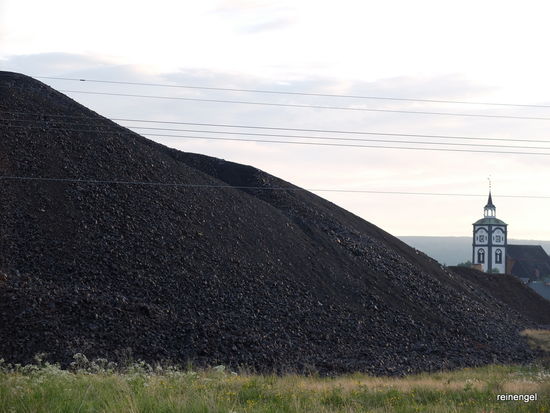 Unübersehrbar sind die alten Original-Schlackeberge, die höher aufragen als die Kirche. Und das ist keine optische Täuschung.