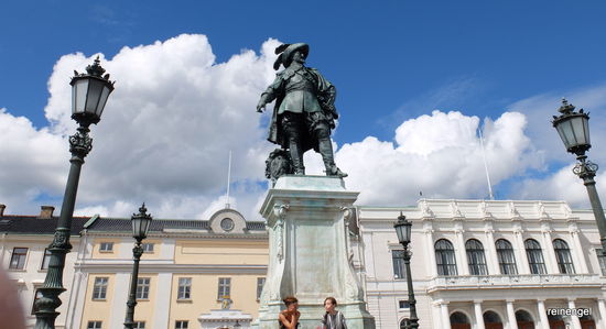 Der stolze Gustaf Adolf blickt über seine Stadt.