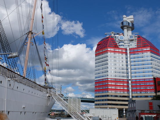 Leider war die Aussichtsplattform des "Lippenstifts" um diese Uhrzeit geschlossen.