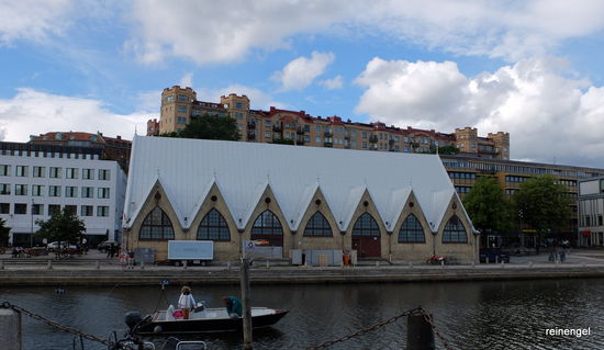 Feskekôrka ist eine heute als Imbiss- und Markthalle genutzte ehemalige Fischhalle, die wie eine Kirche aussieht. Sie symbolisiert das fast religiöse Verhältnis der Bürger zu den Schätzen des Meeres und wurde schon 1874 gebaut.