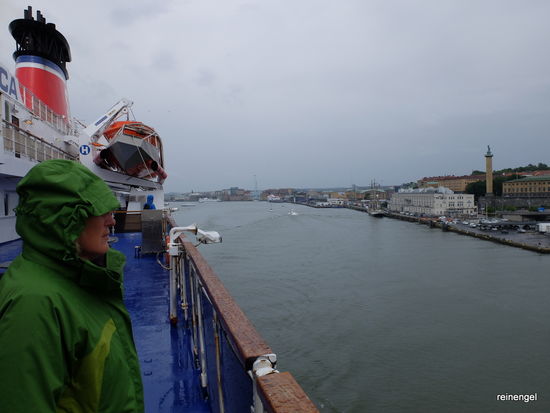 Begleitet von der Küstenwache verlassen wir am Abend wehmütig, passend zum inzwischen einsetzenden Regen, diesen wunderbaren "Kontinent". Kurs Fredrikshavn (DK).