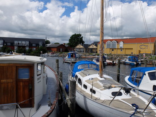 Zwischenstation in Thisted am kleinen Yachthafen, an dem die Boote festmachen können, wenn sie nicht gerade auf den riesigen Wasserflächen des Ljmfjorden segeln. Im Hintergrund ein Fischhandel, der auch leckere Fischgerichte anbietet.