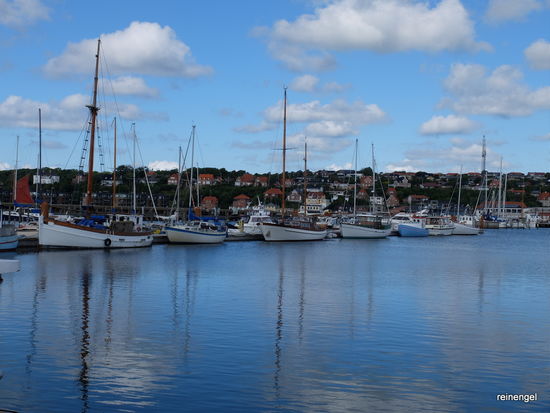 Das schöne kleine Städtchen Lemvik im satten Blau. Hier im Hafen kann man viele alte, liebevoll gepflegte, gleichzeitig auch genutzte Segler bewundern.