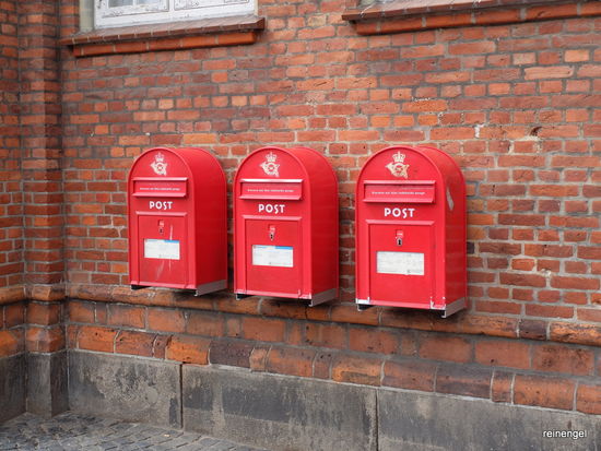 Heute reicht bestimmt einer. Briefkastenausstellung am Rathaus in Esbjerg.