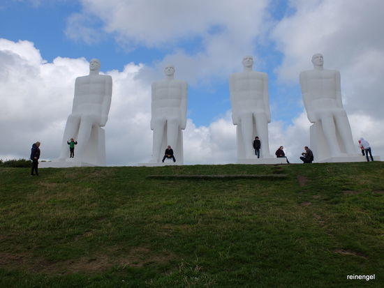 Blickrichtung Großbritannien. Gewaltige Steinskulpturen „Der Mensch am Meer“ bei Esbjerg. Diese sind ein Wahrzeichen der Stadt, die 1994/95 vom Künstler Svend Wiig Hansen geschaffenen wurden. Sie sollen Reisende auf See begrüßen. Für uns sahen sie eher etwas bedrohlich und abweisend aus, trotzdem sehr fotogen.