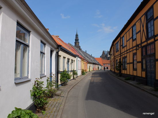 Typischer Straßenzug mit niedrigen Häuschen in Ystad, dem berühmten Wallander Ort.
