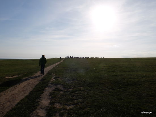Direkt hinterm Ort auf einem Aussichtshügel vor der Küste liegt ein Steinkreis aus ganz früher Zeit (Ale stenar), der gar nicht so leicht zu finden ist. Mindestens so beeindruckend wie das englische Original. Wir können es total genießen, denn wir sind die einzigen Besucher heute.