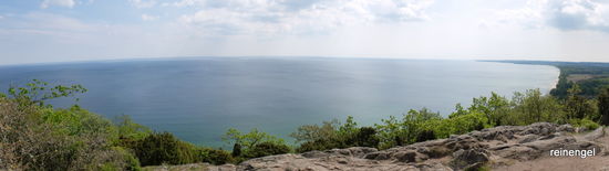 Auf der hügeligen Fahrt Richtung Norden trifft man auf felsige Abschnitte nebst Steilküste, deren höchsten Punkt (Stenhuvud 117 m ü.M.) man durch einen Zauberwald erwandern muss. Natürlich hat man von hier aus einen herrlichen weiten Blick über die Ostsee.