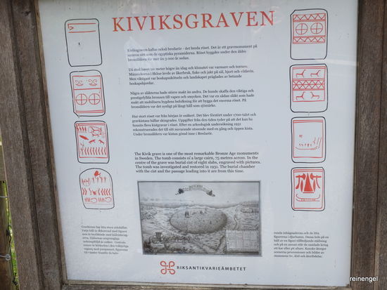 Bei Kivik erkunden wir ein ehemaliges Königsgrab (Kungagraven) mit gewaltigen Ausmaßen (Durchmesser ca. 75 m). Nach dem Entrichten eines kleinen Betrages kann man das besucherfreundlich hergerichtete Kulturdenkmal auch innen besichtigen.