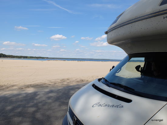 Der Haussee von Vaxjö bietet reinen Sandstrand, ideal zum Surfen und Relaxen. Heute total einsam, trotz schönstem Wetter.