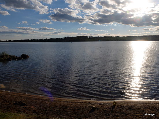 Auch unser einsamer ruhiger Übernachtungsplatz bei Furuby bietet einen schönen Sandstrand. Das flache Gewässer ist schon noch kalt, aber zum Abkühlen gerade richtig.