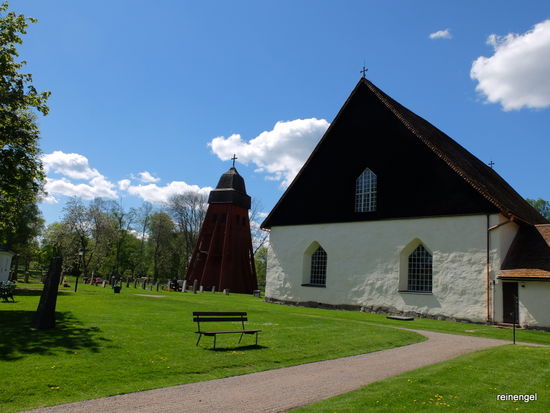 Überall im dünnbesiedelten Småland trifft man an den landschaftlich schönsten Plätzen weiträumige angelegte Friedhöfe mit kleinen Kirchen in der Mitte und freistehenden Glockentürmen aus Holz.