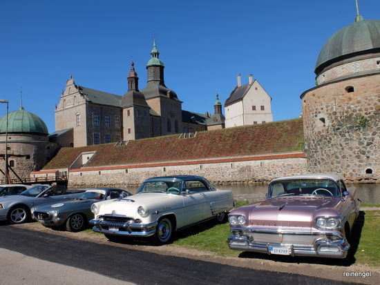 Eine Lieblingsbeschäftigung vieler Schweden: An Wochenenden so wie heute, fahren stolze Schweden mit ihren fahrtüchtigen und herausgeputzten Oldtimern sehenswerte Orte an und treffen sich dort zum Benzinplausch. Heute haben sie sich das sehr schön erhaltene Wasserschloss von Vadstena am Vättern als Ziel herausgesucht.