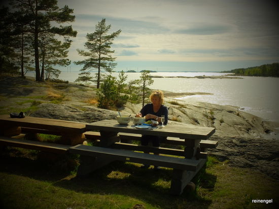 Man glaubt es nicht. Sogar hier, nicht weit weg von Karlstad am Vänern, findet man diese idyllischen Plätzchen mit allem Komfort. Toilettenhäuschen, stabile Bestuhlung und Ausblick von den glatten Schärenfelsen inbegriffen.
