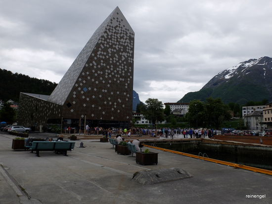 Am Ende des Trollstigen in der Bergsteigerstadt Åndalsnes das am Hafen errichtete Bergsteigermuseum, vor dessen futuristischer Fassade gerade ein Open Air Musikfestival stattfindet.