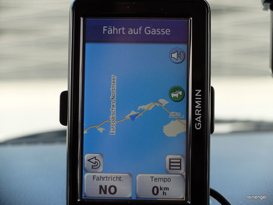 Auch unser Navi hat die "Gasse" durchs Meer gefunden.