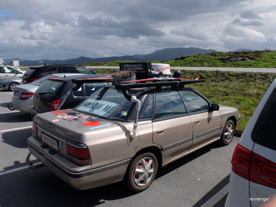 Sogar die Autos fahren mit Wasserkraft, aber nur wenn es regnet! Das tut es wohl häufiger in der Gegend.