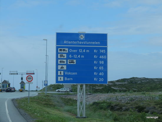 Der neue Tunnel nach Kristiansund ersetzt die Fähre. Die Preise sind identisch laut altem Reiseführer.