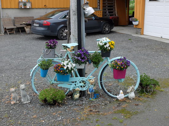 Auffällig viele "Kunstwerke" auf dem Weg zum Jahrhundertbauwerk.