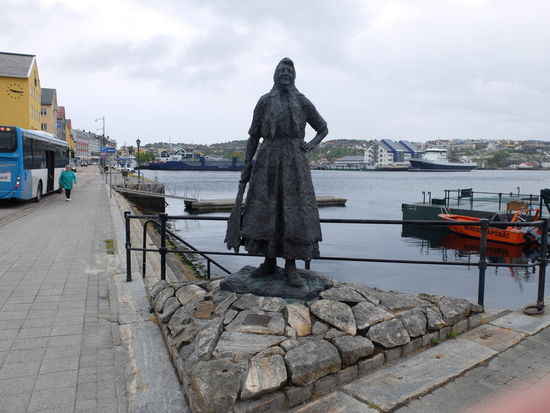 Ende der Atlantikstraße in Kristiansund. Dort im großen Hafen wieder Kunst.
