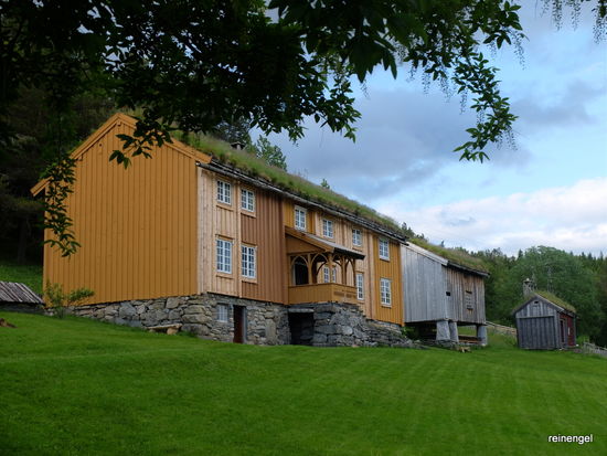 Am einsam gelegenen schmucken Dorfmuseum von Tingvoll am gleichnamigen Fjord liegt dieser ruhige Übernachtungsplatz mit Blick auf den Atlantik. Der warme Golfstrom und die häufigen Regenfälle machen es möglich, dass an der Küste der windgeschützten Fjordhänge eine üppige Flora gedeihen kann.