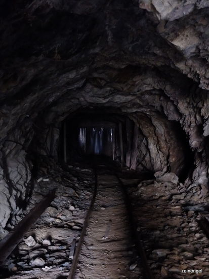In Sunndalsøra verlassen wir endgültig Fjordland und nehmen eine Route entlang der Driva über Oppdal. Wir folgen ein Stück dem alten Königsweg im Drivatal von Trondheim nach Oslo, der heutigen E6, die den menschenleeren Dovrefjell-Nationalpark streift und verlassen sie wieder bei Hjerkinn. Unsere gewählte Strecke, die "Rondane-Landschaftsroute" umrundet östlich den Rondane-Nationalpark und führt durch sehr dünn besiedeltes Gebiet.