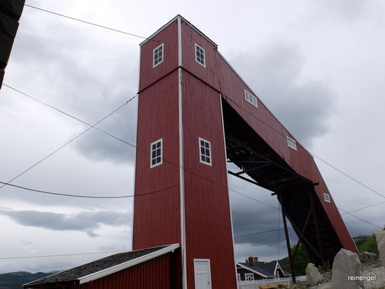 Wir treffen auf die alten Folldal Gruver. Diese zählen zu den wichtigsten technisch-industriellen Kulturdenkmälern Norwegens mit ca. 70 gut erhaltenen Gebäuden. Im Bergwerk wurden von 1748 bis 1993 Kupfer, Zink und Schwefel gefördert. Nachdem wir uns auf dem historischen Gelände und in einigen offenen Räumen umgesehen haben, genießen wir im ehemaligen Wohnhaus des Bergwerkdirektors einen heißen Kaffee.