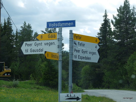 Natürlich gibt es im Gudbrandsdal eine gut ausgebaute Schnellstraße nach Lillehammer. Wir suchen uns lieber schnell eine natürliche Schotterstraße über die Hochebene. Der Namensgeber dieser kostenpflichtigen Aussichtsroute ist die berühmte Romanfigur von Henrik Ibsen und soll in der Gegend geboren sein und gewohnt haben.