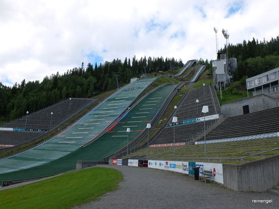 Ziel Lillehammer erreicht. Der Übernachtungsplatz mit Ausblick auf die Stadt ist direkt unterhalb der riesigen Sprungschanzenanlage. Man kann sie kostenlos besichtigen und wenn man ganz oben steht, glaubt man kaum, dass sich irgendjemand freiwillig mit Skiern da hinunter stürzen möchte.