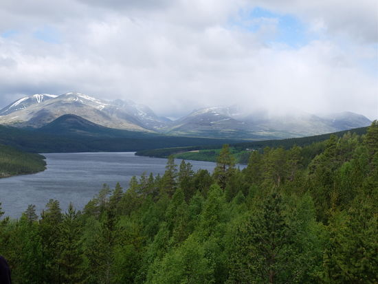 Blick zurück auf das wolkenverhangene Rondane Gebirge im Morgenlicht.