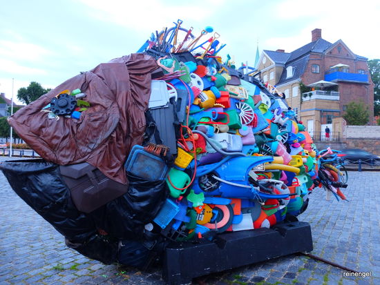 So sehen in Zukunft die Fische aus, die sich mit Plastikmüll und anderem bunten Abfall ernähren müssen.