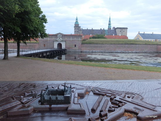 Die sehenswerte Festung und Schlossanlage Kronborg, direkt neben der Einfahrt zum Fährhafen und großem Übernachtungsplatzangebot.