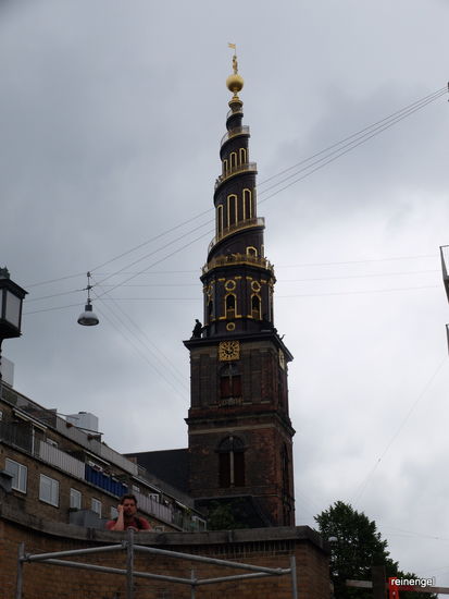 Da oben auf der äußersten Spitze der Erlöserkirche waren wir noch vor dem Regen. Schwindelfreiheit und Kondition ist auf jeden Fall Voraussetzung, um die höchste Stelle auf der ungewöhnlichen Außentreppe gesund zu erreichen.
Der Ausblick jedoch entlohnt für alle Strapazen.