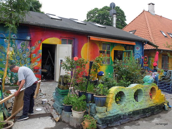 Wir haben gleich gemerkt, dass hier alles etwas anders ist. Informiert haben wir uns später im Internet über diese außerordentliche Freistadt in der Stadt. Ein sehr interessantes,spezielles dänisches Modell, das schon sehr viele Jahre zu funktionieren scheint.